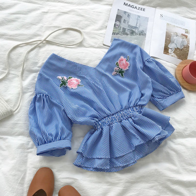 Φρέσκο ​​καλοκαιρινό πουκάμισο με ντεκολτέ σε σχήμα V σε τρία χρώματα