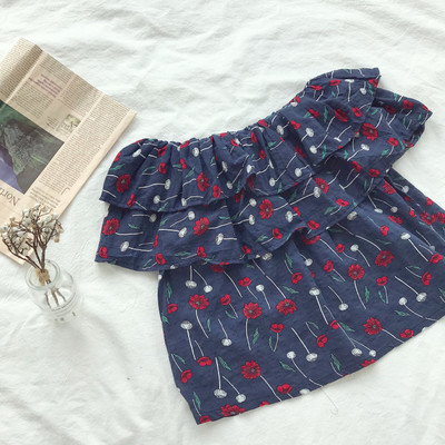 Καλοκαιρινή γυναικεία μπλούζα με πεσμένους ώμους σε μωβ μοτίβα