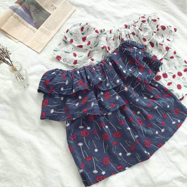 Καλοκαιρινή γυναικεία μπλούζα με πεσμένους ώμους σε μωβ μοτίβα