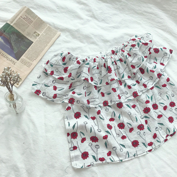 Καλοκαιρινή γυναικεία μπλούζα με πεσμένους ώμους σε μωβ μοτίβα