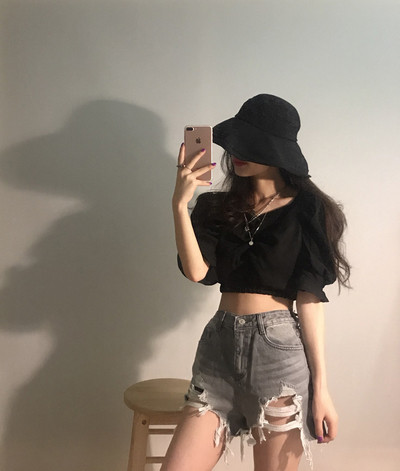 Cămașă scurtă de damă cu umerii căzuți și mâneci strânse