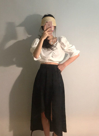 Cămașă scurtă de damă cu umerii căzuți și mâneci strânse