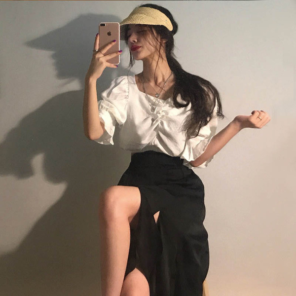 Cămașă scurtă de damă cu umerii căzuți și mâneci strânse