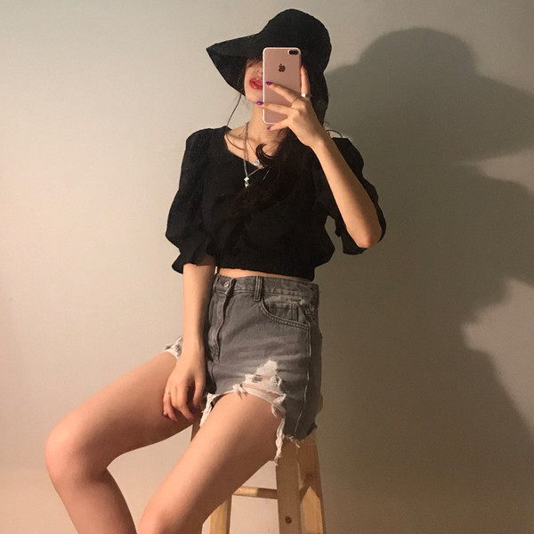 Cămașă scurtă de damă cu umerii căzuți și mâneci strânse