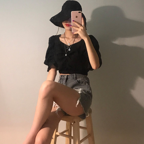 Cămașă scurtă de damă cu umerii căzuți și mâneci strânse