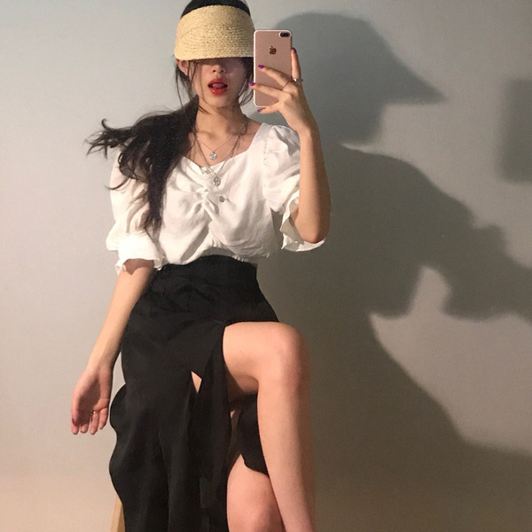 Cămașă scurtă de damă cu umerii căzuți și mâneci strânse