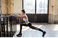 Спортен дамски клин със стандартна талия в черен цвят с надпис