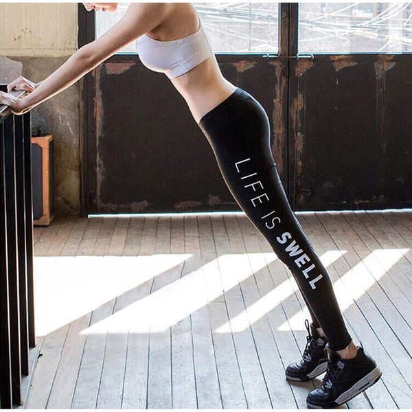 Спортен дамски клин със стандартна талия в черен цвят с надпис