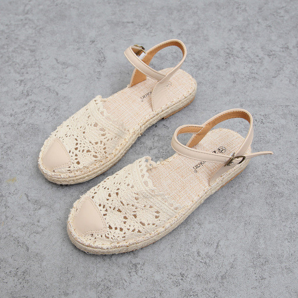 Női lezser elöl zárt szandál lyukakkal, krém színű