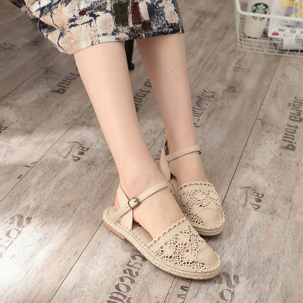 Női lezser elöl zárt szandál lyukakkal, krém színű