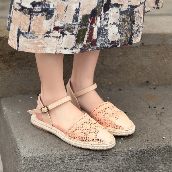 Női lezser elöl zárt szandál lyukakkal, krém színű