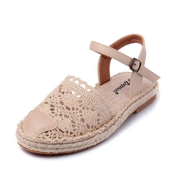 Női lezser elöl zárt szandál lyukakkal, krém színű