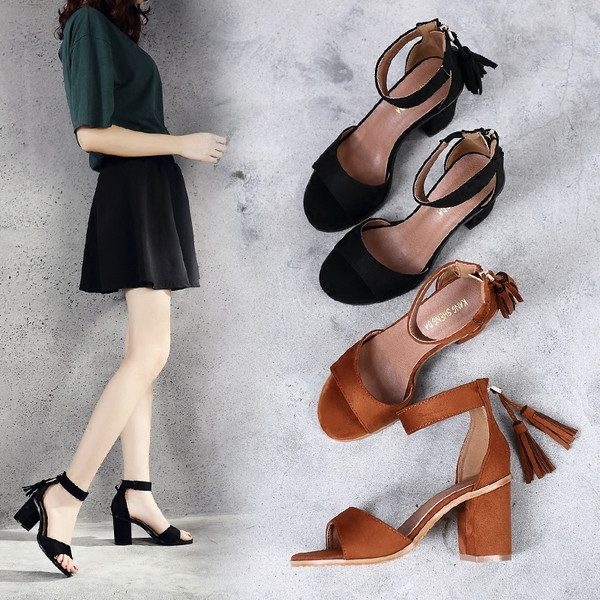 Γυναικεία παπούτσια με τετράγωνο χαμηλό τακούνι σε μαύρο και καφέ χρώμα