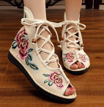 Интересни дамски модерни сандали в различни цветове и модели