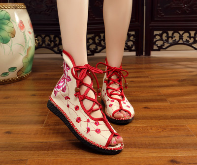 Ενδιαφέρουσες γυναικεία σανδάλια σε διάφορα χρώματα και σχέδια