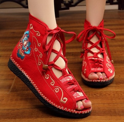 Ενδιαφέρουσες γυναικεία σανδάλια σε διάφορα χρώματα και σχέδια