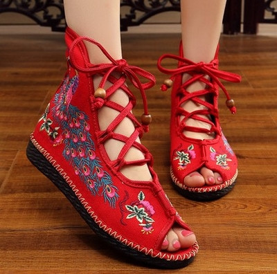 Ενδιαφέρουσες γυναικεία σανδάλια σε διάφορα χρώματα και σχέδια