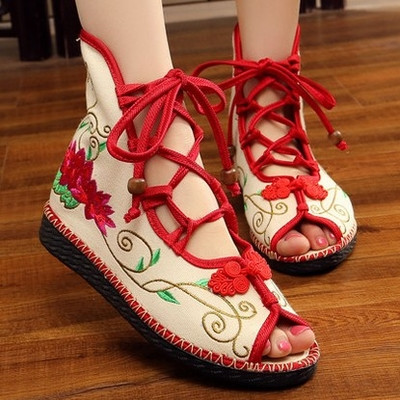 Ενδιαφέρουσες γυναικεία σανδάλια σε διάφορα χρώματα και σχέδια