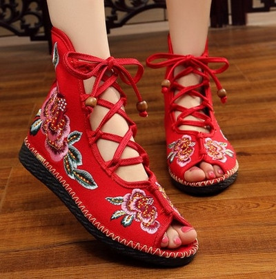 Ενδιαφέρουσες γυναικεία σανδάλια σε διάφορα χρώματα και σχέδια