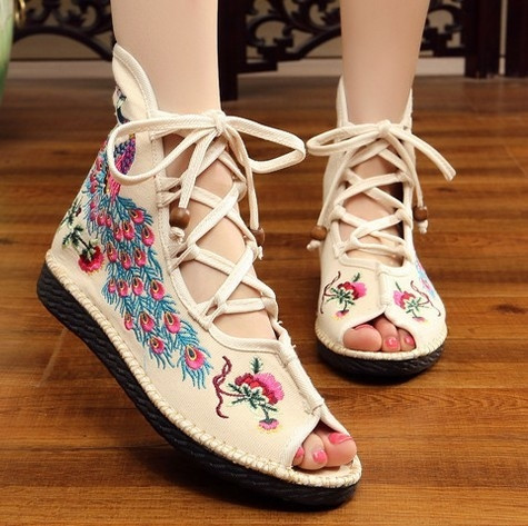 Ενδιαφέρουσες γυναικεία σανδάλια σε διάφορα χρώματα και σχέδια