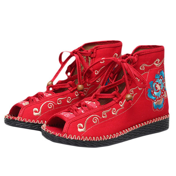 Ενδιαφέρουσες γυναικεία σανδάλια σε διάφορα χρώματα και σχέδια