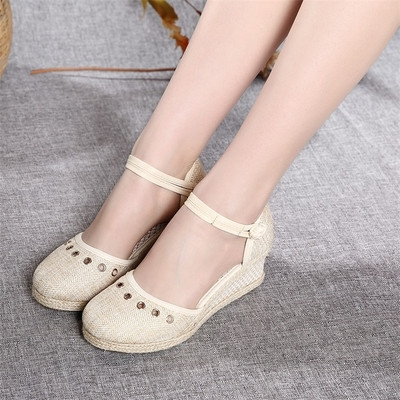 Γυναικεία κλειστά σανδάλια με χαμηλή πλατφόρμα σε διάφορα χρώματα