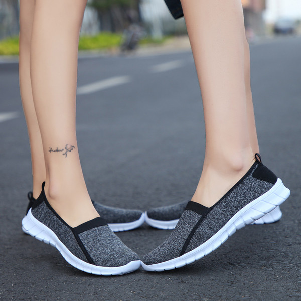 Adidasi de dama model rotunjit potriviti pentru utilizarea de zi cu zi