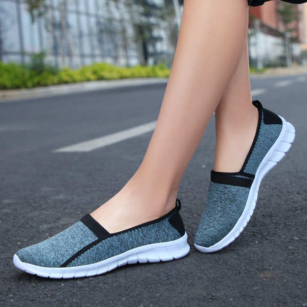 Adidasi de dama model rotunjit potriviti pentru utilizarea de zi cu zi