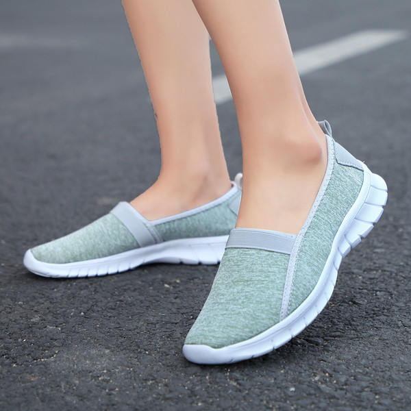 Adidasi de dama model rotunjit potriviti pentru utilizarea de zi cu zi