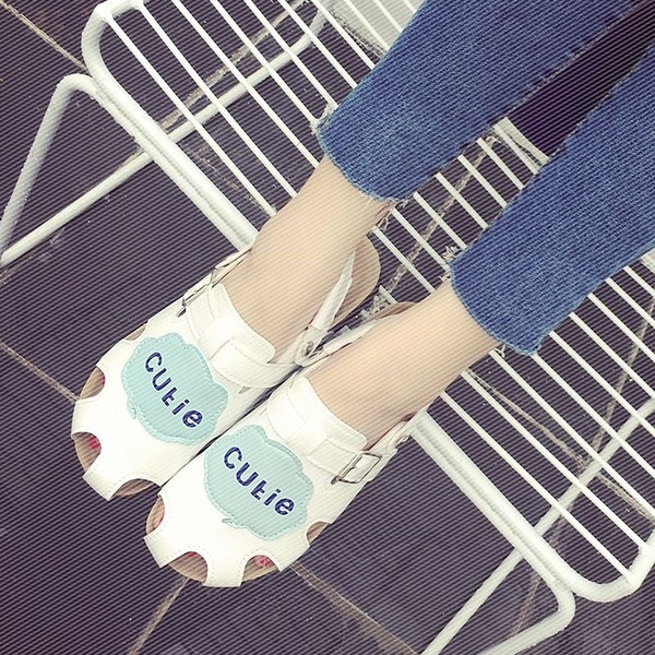 Sandale de damă interesante în diferite modele și culori