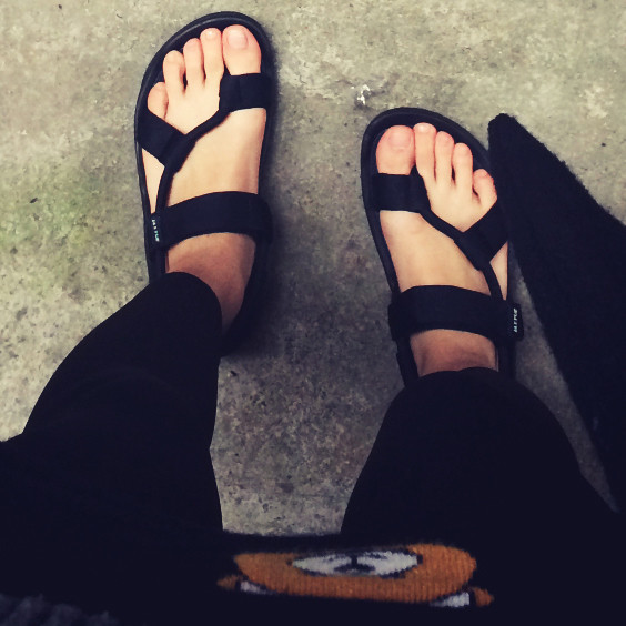 Sandale casual in diferite modele potrivite pentru barbati si femei