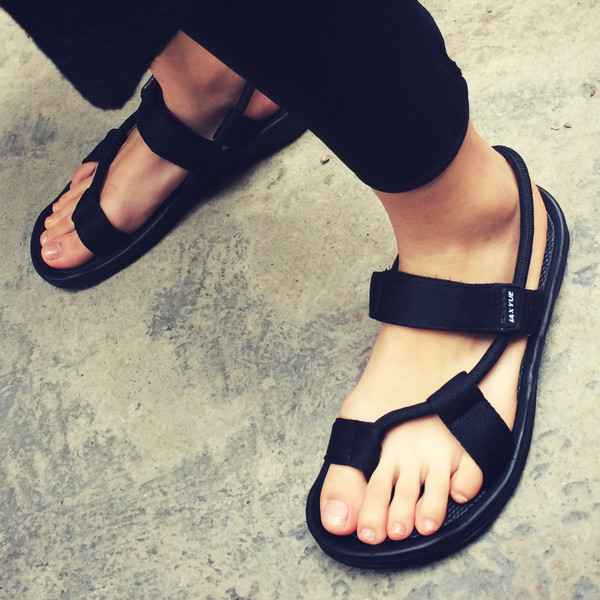 Sandale casual in diferite modele potrivite pentru barbati si femei