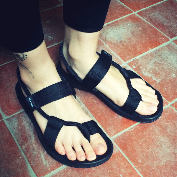 Sandale casual in diferite modele potrivite pentru barbati si femei