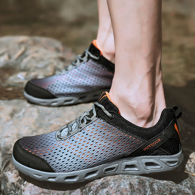 Ελαφρά αθλητικά παπούτσια σε διάφορα χρώματα κατάλληλα για γυναίκες και άνδρες