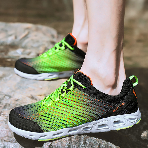 Ελαφρά αθλητικά παπούτσια σε διάφορα χρώματα κατάλληλα για γυναίκες και άνδρες