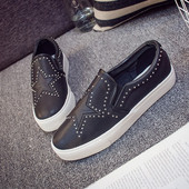 Γυναικεία αθλητικά παπούτσια με μεταλλικά τρουκς