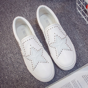 Γυναικεία αθλητικά παπούτσια με μεταλλικά τρουκς