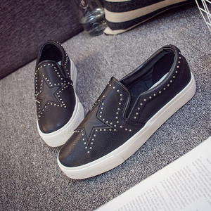 Γυναικεία αθλητικά παπούτσια με μεταλλικά τρουκς