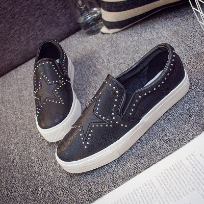 Γυναικεία αθλητικά παπούτσια με μεταλλικά τρουκς