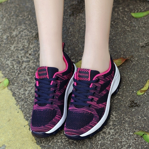 Удобни дамски спортни обувки подходящи за планина в четири цвята