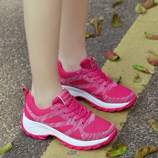 Удобни дамски спортни обувки подходящи за планина в четири цвята