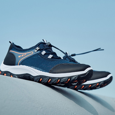 Ανδρικά αθλητικά πάνινα παπούτσια σε μερικά χρώματα