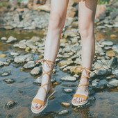 Дамски удобни сандали с връзки в черен цвят и цвят горчица