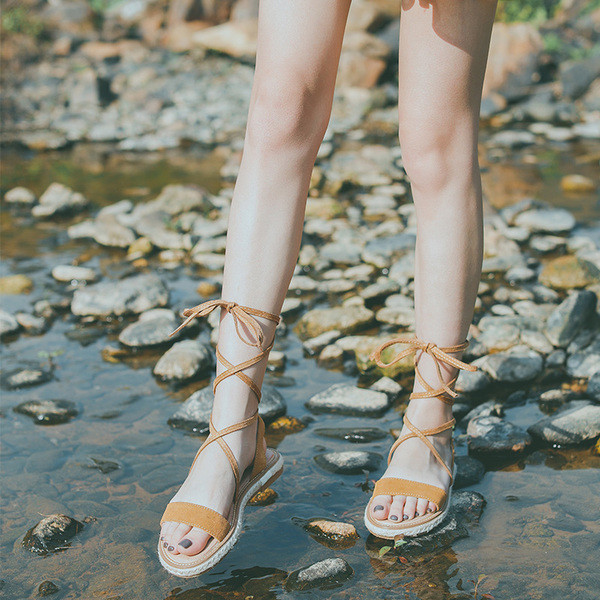 Дамски удобни сандали с връзки в черен цвят и цвят горчица