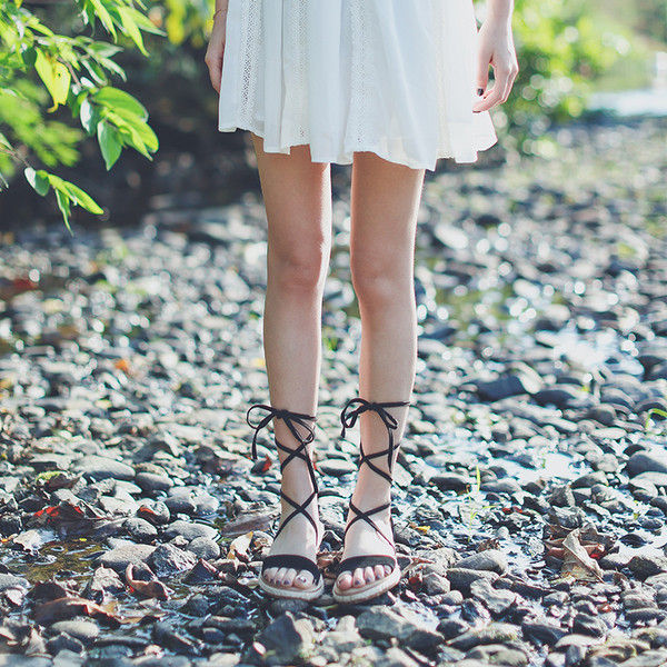 Дамски удобни сандали с връзки в черен цвят и цвят горчица