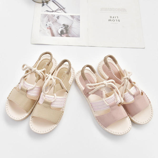 Καθημερινά μοντέρνα γυναικεία σανδάλια σε φρέσκα χρώματα