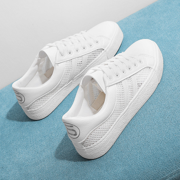 Ανδρικά πάνινα παπούτσια σε λευκό χρώμα με έγχρωμες λωρίδες