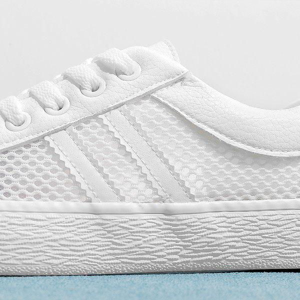 Ανδρικά πάνινα παπούτσια σε λευκό χρώμα με έγχρωμες λωρίδες