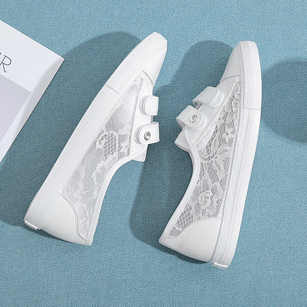 Ανδρικά πάνινα παπούτσια σε μαύρο και άσπρο με στοιχεία από οικολογικό δέρμα