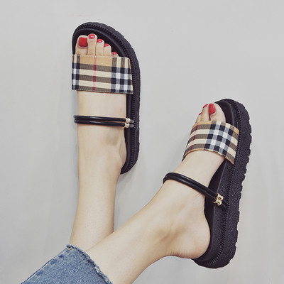 Γυναικεία σανδάλια με εθνοτικά μοτίβα σε διαφορετικά χρώματα